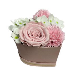 Aranjament Floral Pixie Pink cutie inima cu trandafir criogenat, cu decor de hortensii si garoafe de sapun Alb