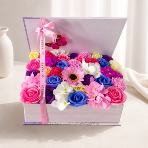 Aranjament floral premium cu trandafiri, floarea soarelui, hortensie si garoafe de sapun, in cutie tip carte, Roz