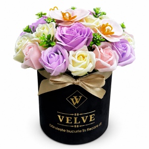 Aranjament floral premium in cutie de catifea neagra cu trandafiri si orhidee de sapun