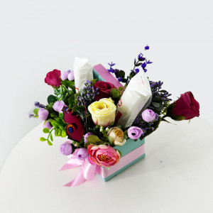 Aranjament floral Princess, cu flori si plante artizanale, trandafiri, eucalipt, fluturas si praline Raffaello3