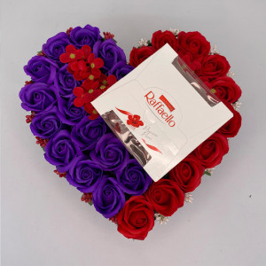 Aranjament floral Raffaello Red Mauve, cutie inima cu trandafiri de sapun, hortensii si bomboane Raffaello