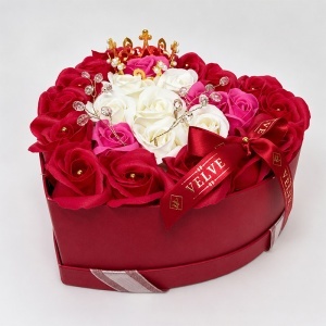 Aranjament floral Royal cu 25 trandafiri de sapun, coroana regala aurie si accesorii de lux, in cutie in forma de inima, Rosu-Roz-Alb - Img 2
