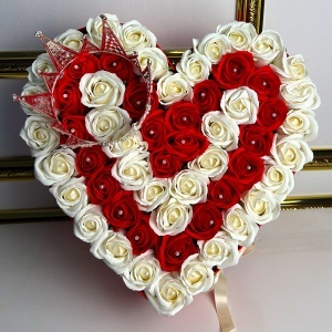 Aranjament floral Royal Heart cutie inima cu 59 trandafiri de sapun si coroana decorativa cu perle si detalii stralucitoare - Img 5