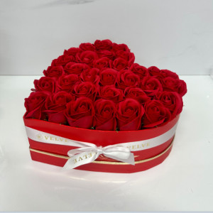 Aranjament floral Simply Roses cu 33 trandafiri de sapun, in cutie inima, Rosu inchis - Img 6