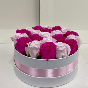 Aranjament floral Special Color in cutie rotunda cu 21 trandafiri sapun Fucsia