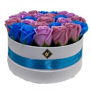 Aranjament floral Special Color in cutie rotunda cu 23 trandafiri sapun Roz-bleu