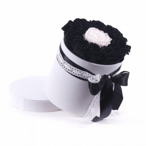 Aranjament floral Special, cutie rotunda cu funda si trandafiri de sapun, negru