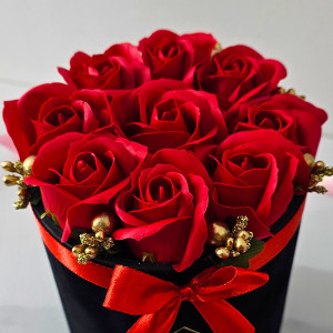 Aranjament floral Treasure Love cu noua trandafiri de sapun, stamine aurii, in cutie neagra de catifea, Rosu 1