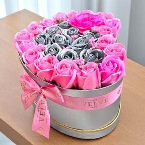 Aranjament floral VLV, cu trandafiri de sapun, accente decorative si perlute, in cutie tip inima, Roz-Argintiu - Img 3