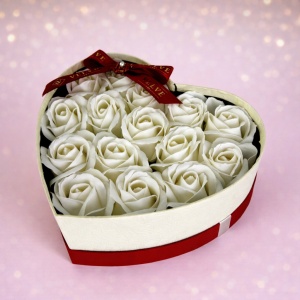 Aranjament floral White Love cutie inima cu 15 trandafiri de sapun, Alb - Img 3