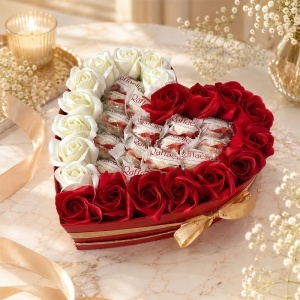 Aranjament premium in cutie inima Sweet Amore cu 23 trandafiri de sapun si 15 praline Raffaello