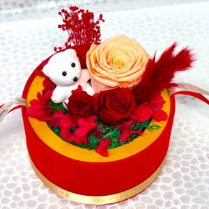 Aranjament Rose, cu flori criogenati, in cupola de plastic, decoratiune ursulet, in cutie rotunda de catifea