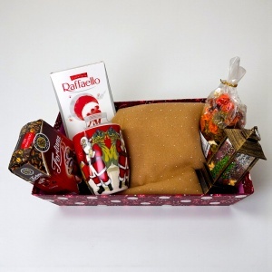 Boo Basket Family, cana si felinar cu tematica de Craciun, praline Raffaello, flori uscate parfumate, cafea Fortuna si esarfa dama Cashmere Sparkle - Img 5