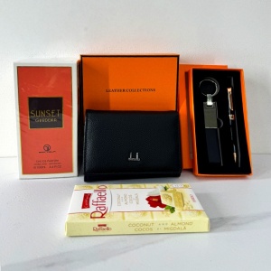 Pachet Orange cu portofel din piele naturala, set breloc si pix asortat, parfum Sunset Gardenia 100ml si 1 ciocolata Raffaelo