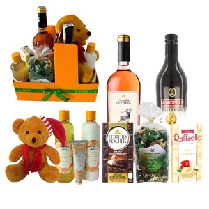 Boo Basket Orange cu ursulet plus 20cm, vin rose Crama Ceptura 750ml, crema de whiskey Angelli 500ml, flori uscate parfumate, Raffaelo, Ferrero Rocher, gel de dus si lotiune de corp 250 ml, crema de maini 50ml