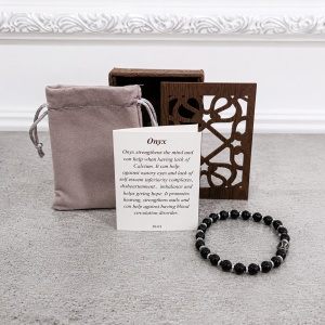 Bratara terapeutica din piatra semipretioasa Onix negru, pentru protectie si eliberare stres, cu saculet catifea si cutie din lemn sculptat - Img 2
