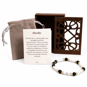 Bratara terapeutica din pietre naturale Howlite, pentru calmare si reducerea insomniei, cu saculet catifea si cutie din lemn sculptat