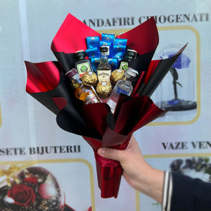 Buchet cadou Delice pentru barbati, cu pancarta si text "La Multi Ani!", cu 3 praline Ferrero si bauturi spirtuase in miniatura, Chivas Regal 12 YO, Absolut Vodka, Jack Daniels si doua sticlute de Jagermeister