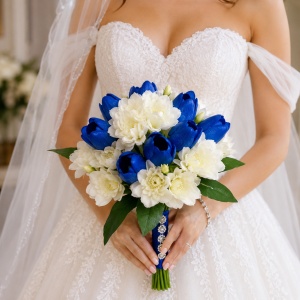 Buchet de mireasa premium, cu lalele din spuma, bujori regali si accesorii din fir si perle, 32 cm