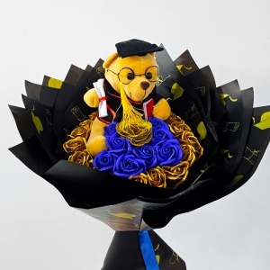 Buchet floral absolvire 2026 cu ursulet graduate si trandafiri de sapun albastru-auriu, 50x40 cm - Img 2