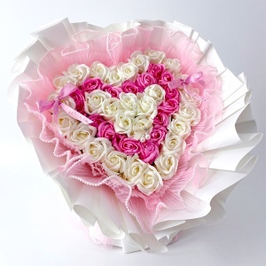Buchet floral Amore in forma de inima cu trandafiri de sapun si tull cu perlute, inaltime 45 cm, Alb - Roz - Img 3
