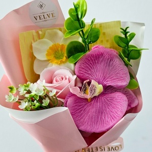 Buchet floral elegant Pink Orchid cu trandafir de sapun, orhidee si narcisa artizanale, 20x15 cm - Img 3