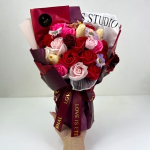 Buchet floral Eternal din flori artizanale, trandafiri si lalele de sapun, 22x30 cm, Rosu - Img 3