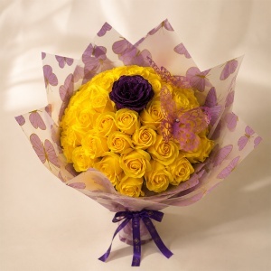 Buchet floral premium cu 51 trandafiri de sapun, fluturi decorativi si accente glitter, inaltime 45 cm, Galben - Mov - Img 3