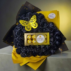 Buchet floral premium Heart Black in forma de inima cu 51 trandafiri de sapun si bomboane Ferrero Rocher, 45 cm - Img 3