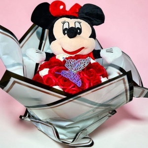 Buchet floral premium Minnie Mouse cu 31 trandafiri de sapun si fluture decorativ, 50 cm, Rosu-Alb - Img 2