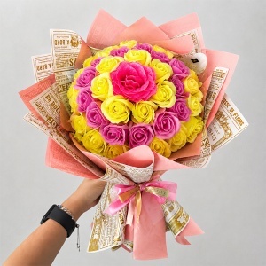 Buchet floral Royal cu trandafiri de sapun si sclipici, inaltime 45cm, LED inclus, Roz-Galben - Img 4