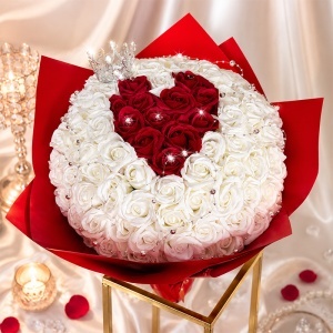 Buchet floral Royal White cu 101 trandafiri de sapun si accesorii decorative, 40 cm - Img 5