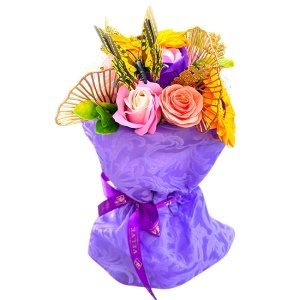 Buchet floral Symphony cu floarea soarelui, garoafe, trandafiri de sapun si plante artizanale, fluture decorativ, Mov - Img 6