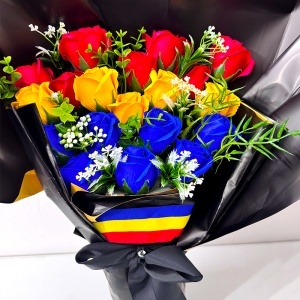 Buchet floral Tricolor cu trandafiri de săpun și plante artizanale - Img 3