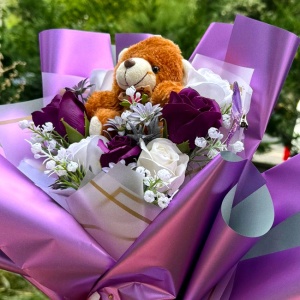 Buchet Pink Love, trandafiri din sapun, plante artificiale si ursulet, Mov