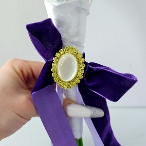 Buchet mireasa elegant Lavender Touch cu lalele albe artificiale, lagurus lila si perle - Img 4
