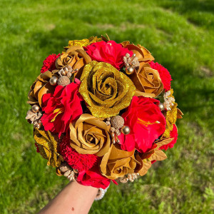 Buchet Mireasa Gold cu trandafiri, anemone si dalii de sapun, rosu-gold