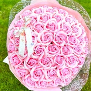 Buchet Pink Roses cu 51 trandafiri de sapun, 35 cm - Img 7