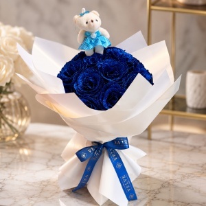 Buchet Sapphire Sparkle cu 25 trandafiri artizanali albastri cu sclipici si ursulet de plus, inaltime 50 cm - Img 3