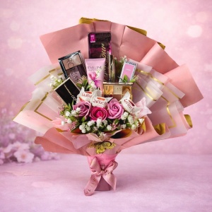 Buchet Special Beauty, cu trandafiri de sapun, plante artizanale , praline Raffaello, bratara, mini parfum si produse cosmetice - Img 3