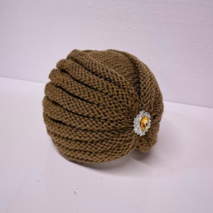 Caciula dama tip turban, NIDEH, cu brosa si textura tricotata inchis