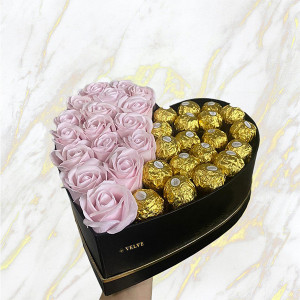 Cadou pentru femei cutie inima neagra cu trandafiri de sapun si praline Ferrero Rocher, roz