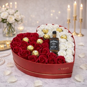 Cadou Sweet Honey cutie inima rosie cu trandafiri de sapun, Jack Daniel's si praline Ferrero Rocher