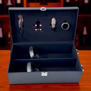 Caseta eleganta din piele eco cu maner, pentru doua sticle si patru accesorii vin, Negru - Img 3