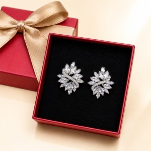 Cercei eleganti cu cristale zirconiu in forma de frunze si linie curbata, in cutie cadou, Argintiu - Img 3
