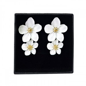 Cercei lungi Sublime Petunia, cu design floral, realistic, in cutie eleganta, Alb - Img 6