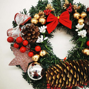 Coronita decorativa din brad, cu fundite, globulete, conuri de brad si pin, Handmade,25 cm3
