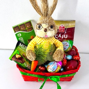 Cos Pascal surpriza, iepuras decorativ din paie, oua decorative din lemn, oua de ciocolata, ciocolata Schogetten 100gr, napolitana My Motto 30gr, ciocolata Roshen 29gr, Caju 50gr