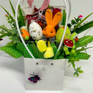 Cos Easter, decoratiune iepure, 3 oua decorative, trandafiri si trandafiri artificiale, praline Mon Chery 52.5gr, Kinder Bueno 43gr, praline Raffaello 80gr, Kit Kat 40gr, in cos cadou