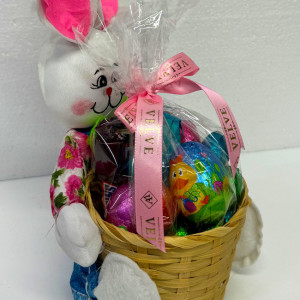 Cos Easter, baton Papi Primola 26.8gr, batoane Snikers 100gr, 4 oua ciocolata Favorina 80gr, oua mini cicolata Favorina 80gr, in cos cadou cu iepuras bluza roz